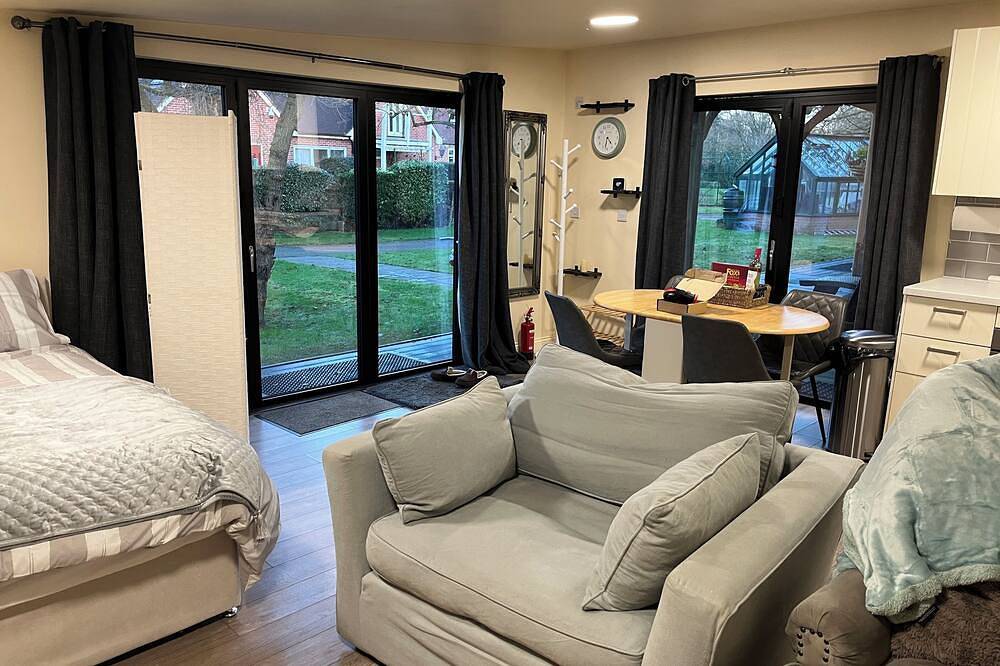 Retreat to a tranquil 30sqm Cedar wood cabin on a 3 acre country estate. in Chelmsford, Essex