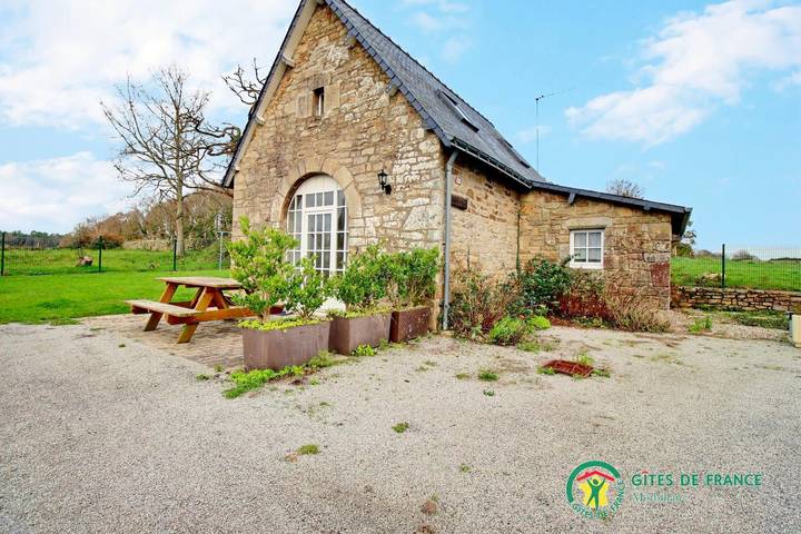 Gîte pour 3 personnes, avec Terrasse et Jardin ainsi que Piscine et Vue à Languidic