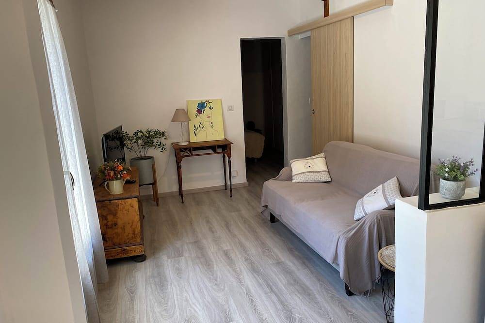 Appartement entier, Gite classé 3  *,Haut de maison  ,dans un Domaine Viticole, piscine partagée in Montbrun-des-Corbières, Région de Narbonne