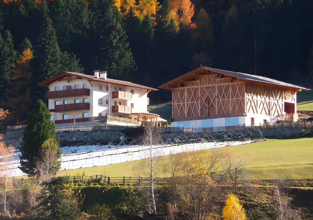 Appartement entier, Appartement 'Pirchahof Wasserfall' avec vue sur la montagne, terrasse partagée et Wi-Fi in Ganda di Martello, Martell