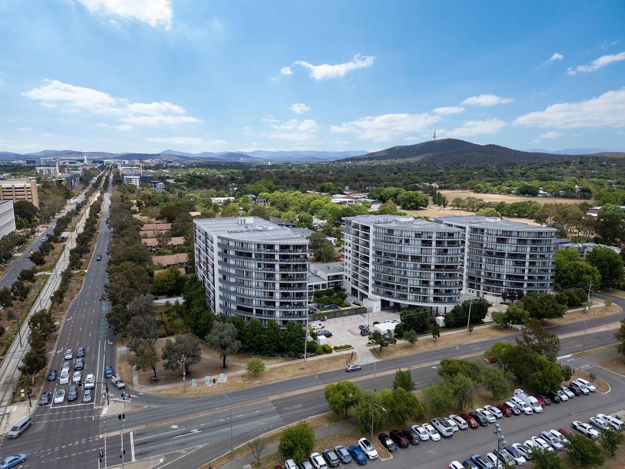 Entire apartment, Bright 2-Bed Flat Near City Amenities in North Canberra, Canberra