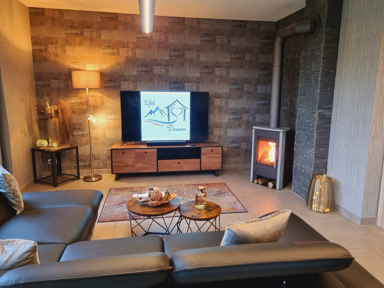 Apartamento entero, Eifel Dream Casa29 con jacuzzi exterior privado y sauna in Burbach, Bitburg-Prüm