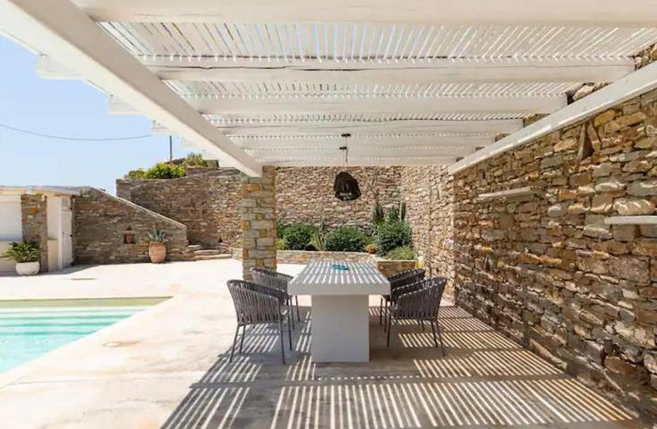 Location de vacances pour 7 personnes, avec piscine ainsi que balcon et vue dans Kea