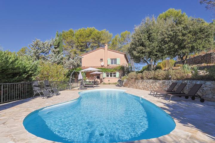 Villa for 8 personer, med hage og terrasse i Draguignan