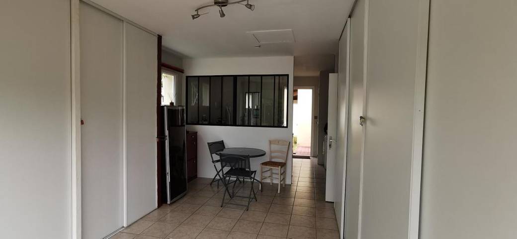 Location de vacances pour 6 personnes, avec piscine ainsi que vue et jardin, animaux acceptés à Saint-Médard-de-Guizières - 2