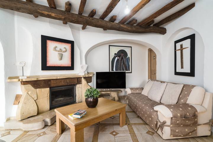 Appartamento intero, Appartamento "Art House" con vista sulle montagne, terrazza privata e Wi-Fi in Dorgali, Golfo di Orosei