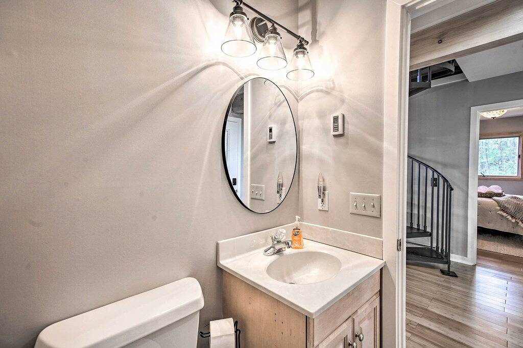 Serene Hideaway with Views, 1 Mi to Hike & Ski! in Wintergreen, Nelson County