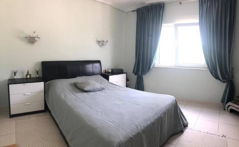 Gîte pour 2 personnes, avec jardin et piscine ainsi que terrasse et vue dans Cho