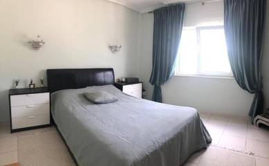 Gîte pour 2 personnes, avec terrasse et jardin ainsi que vue et piscine dans Cho