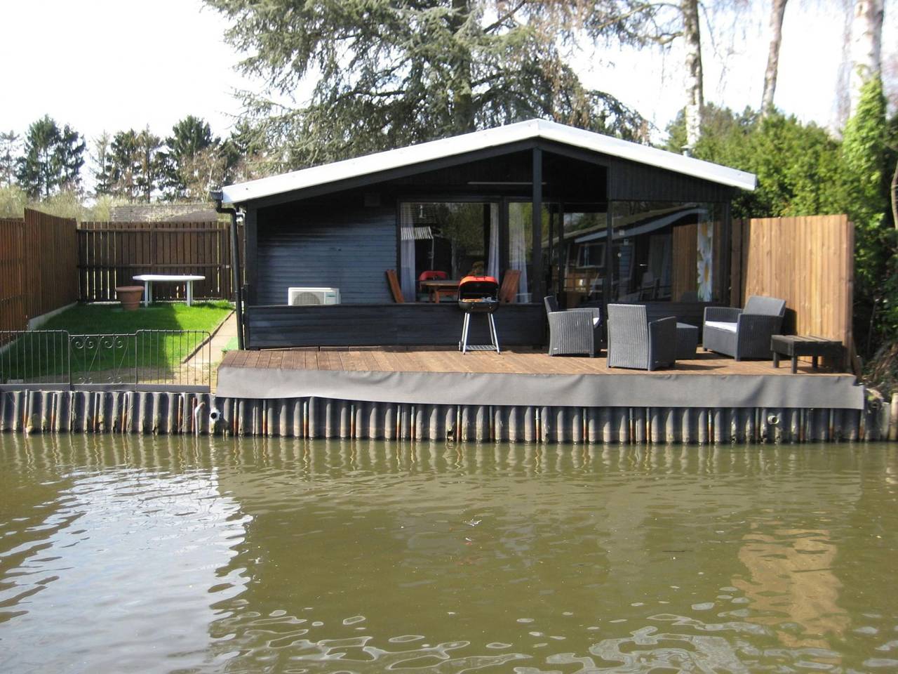 Modern chalet in a small park, located right along a fishing pond in Geel, Antwerpen und Umgebung