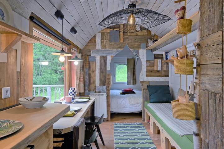 Ganze Ferienwohnung, Tiny Home 'Roulotte Appoline' mit Bergblick, privater Terrasse und eigenem Garten in Arrien-en-Bethmale, Parc naturel régional des Pyrénées ariégeoises