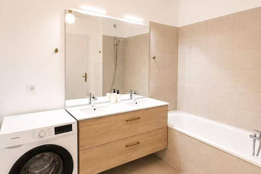 Appartement entier, Appartement Familial Flambant Neuf, Terrasse & Parking, à 15 min de Disneyland in Bussy-Saint-Georges, Seine-et-Marne