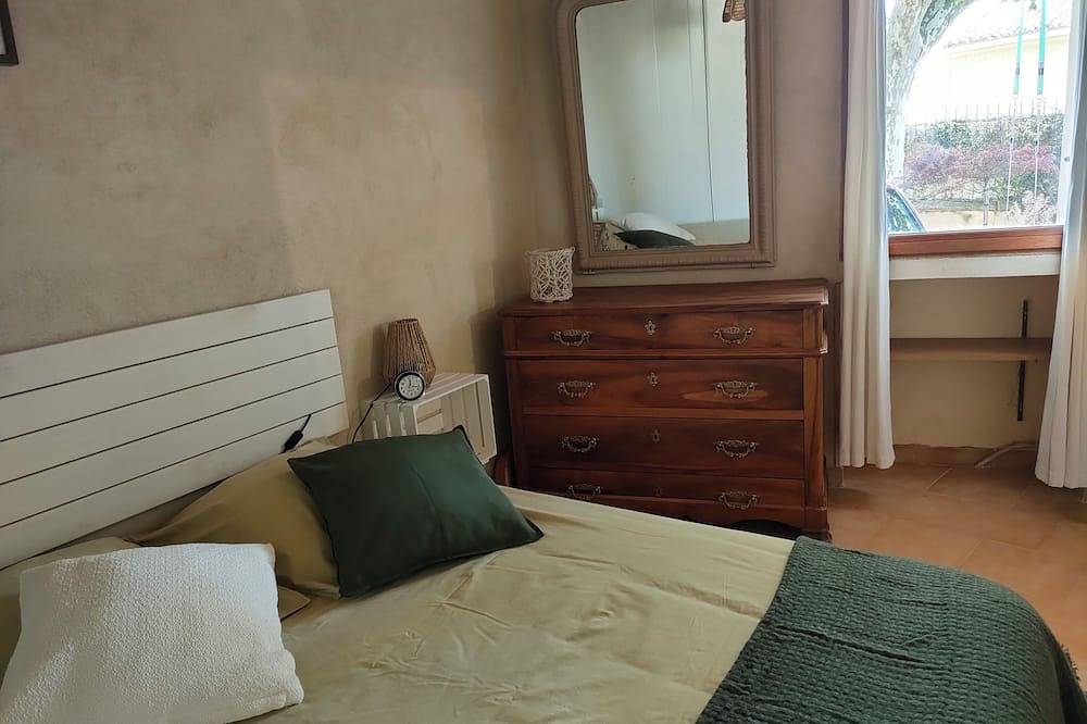 Apartamento entero, Accommodation with terraces and swimming pool in the center of the village of Le Barroux in Le Barroux, Parque natural regional del Mont Ventoux