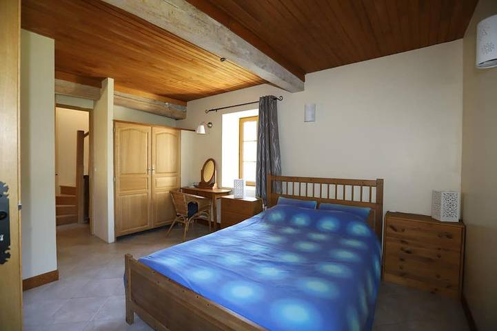 Gîte pour 8 personnes, avec terrasse ainsi que jardin et jacuzzi à Limbrassac - 2