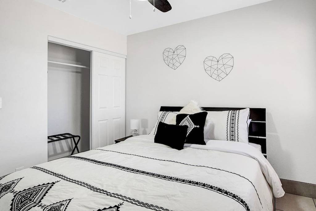 Cozy 5-Bedroom Oasis Near the Strip: Arcades, Pool, and Bbq Haven! in Paradise, Nevada