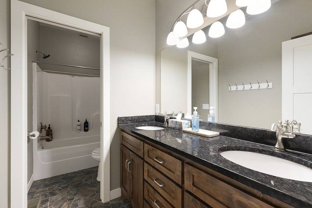 Newer Lakehouse on 100ft of Shoreline in Chisago County