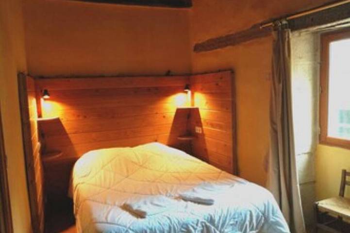 Gîte pour 12 personnes, avec jardin à Thenissey