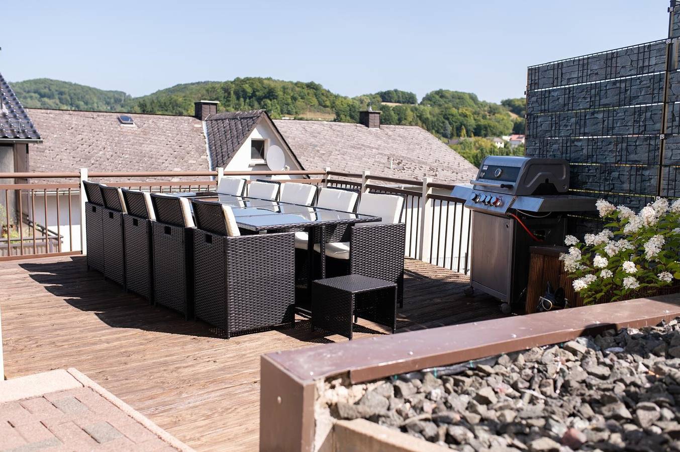 Ganze Wohnung, Apartment 'Klein Frankreich' mit Bergblick, privater Terrasse und Wlan in Bad Endbach, Naturpark Lahn-Dill-Bergland