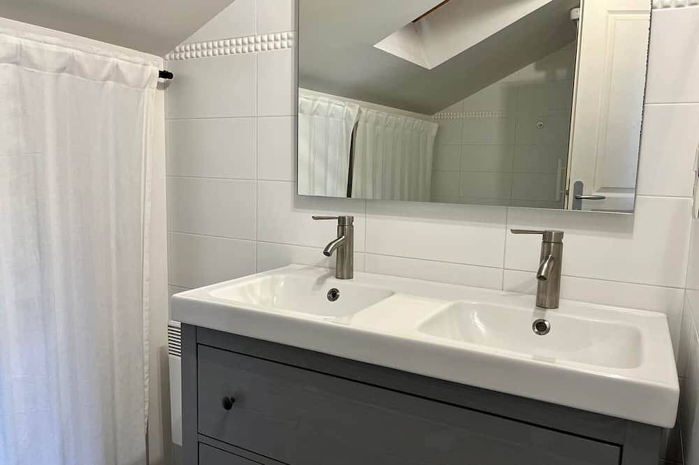 Entire apartment, Cozy 3rd-Floor T3 Next to Border - Modern, Spacious, Close to Shops & Beach in Urrugne, Bayonne region