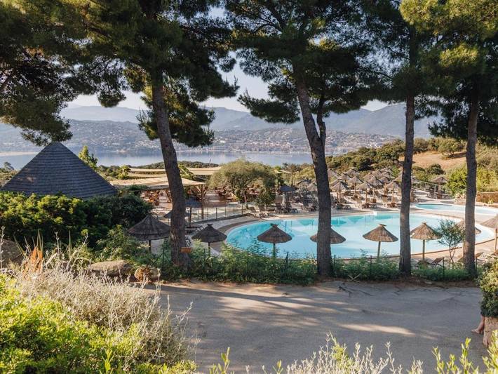Camping pour 5 personnes, avec piscine ainsi que jacuzzi et jardin