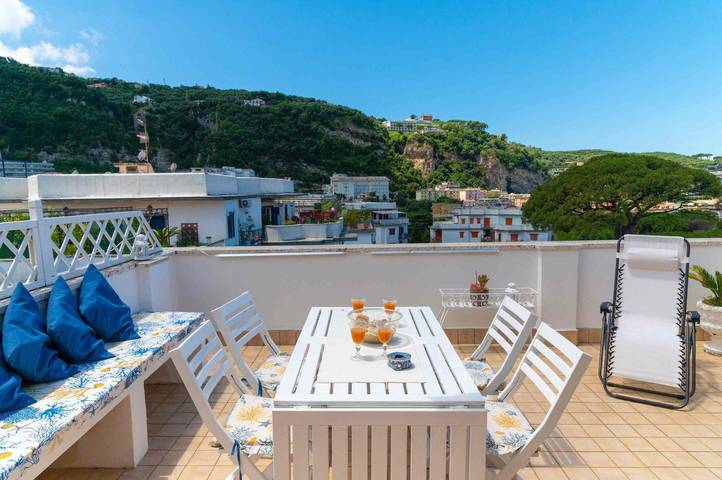 Appartement entier, Appartement « La Terrazza Di Zia Pa' » : vue mer, Wi-Fi et climatisation in Sorrento, Sorrento Coast