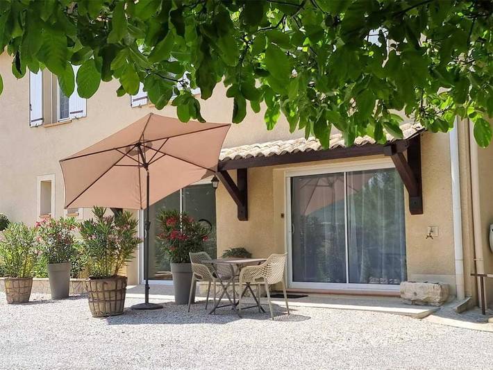 Gîte pour 2 personnes, avec terrasse ainsi que jardin et piscine à Aubenas-les-Alpes