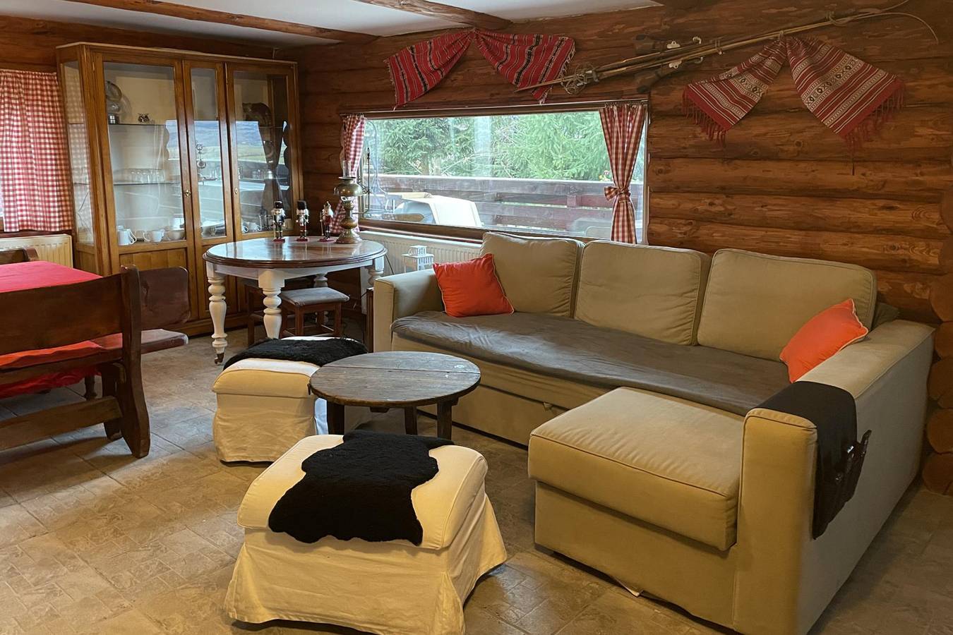 3 Bed Chalet Sleeps 8 -Fireplace & Enclosed Garden in Karpaten