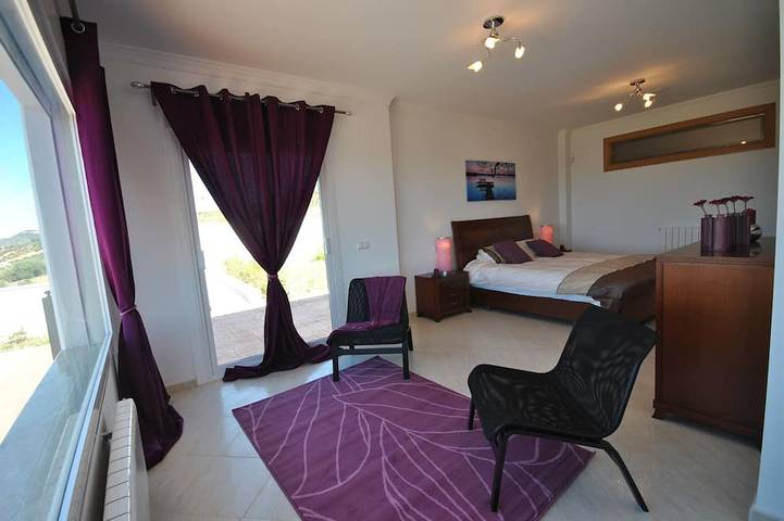 Villa mit Blick auf den See, eigenem Pool und Parkplatz 30 Minuten vom Strand entfernt in Periana, Málaga Provinz