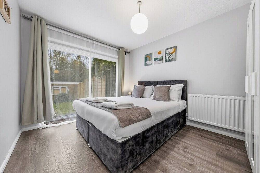 4Br • Longer Stay Discount • Contractor Digs • New in Crawley, West Sussex