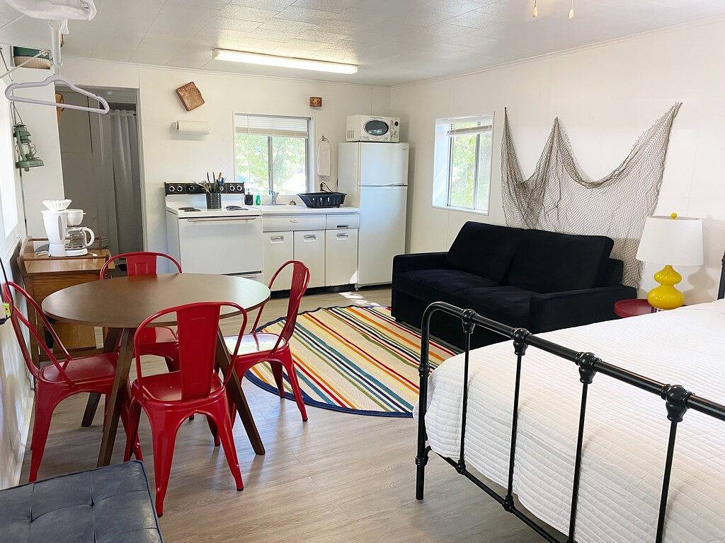 Log Cabin for 4 Guests in Lake of the Ozarks, Ozark Mountains