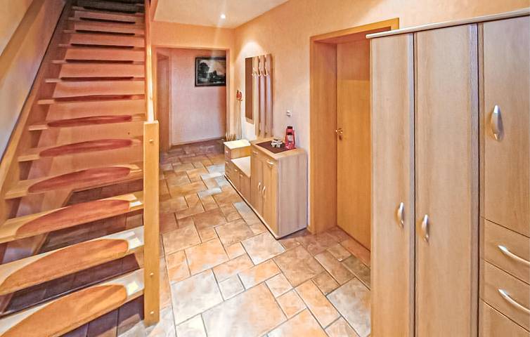 Ganze Ferienwohnung, Rückzugsort am Fluss mit Garten und Parkplatz, 2,5 km von Drosedower Bek entfernt in Zirtow, Wesenberg