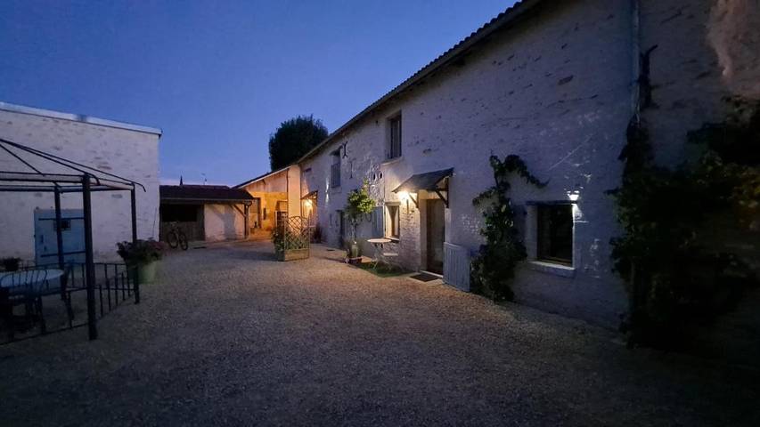 Location de vacances pour 6 personnes, avec Terrasse ainsi que Jardin et Piscine à Chaveignes