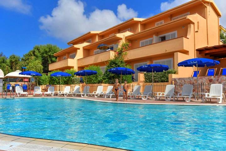 Appart’hôtel pour 4 personnes, avec vue ainsi que jardin et piscine
