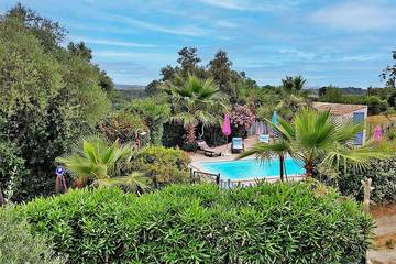 Cottage pour 6 personnes, avec jardin ainsi que terrasse et piscine, animaux acceptés à Prunelli-di-Fiumorbo