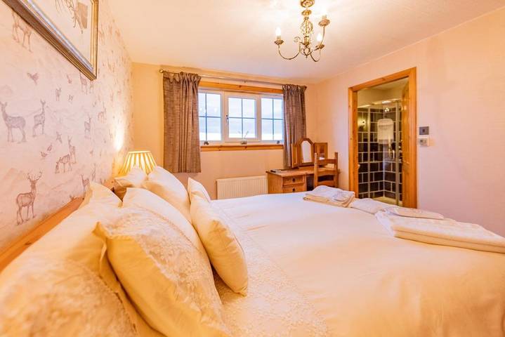 Holiday letting for 2 people, with Terrace and Garden as well as Lake view and View on North Uist