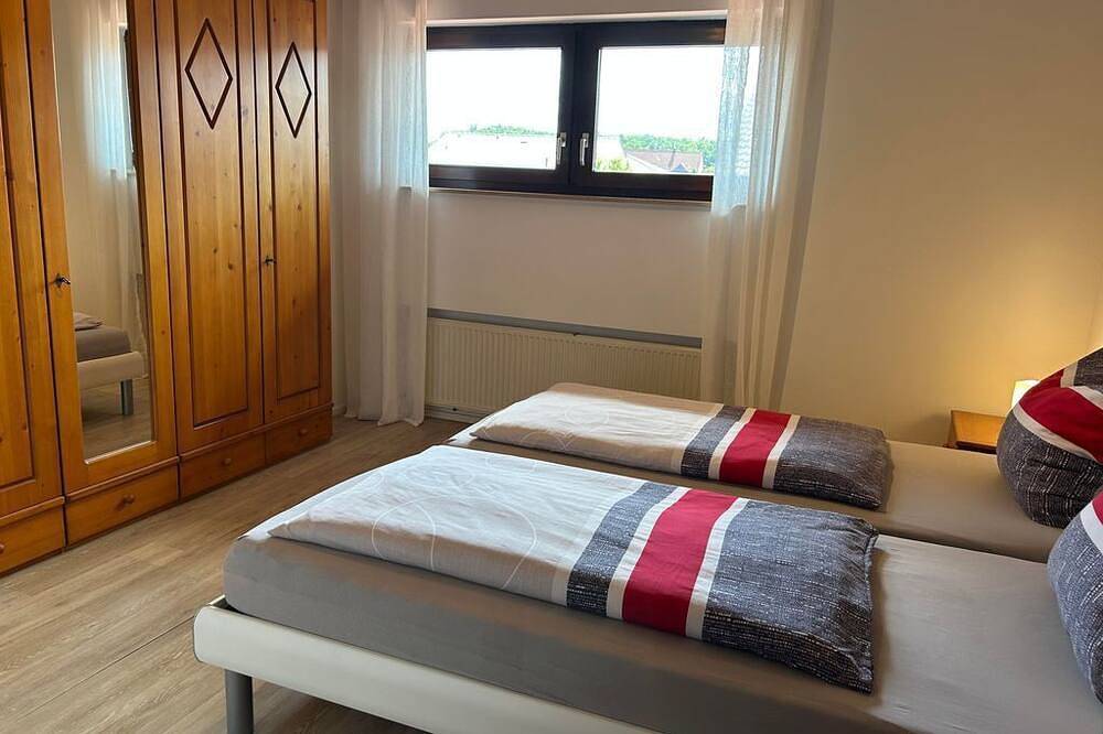 Entire apartment, Vacation apartment Farrnbach - Spacious (70sqm), quiet, 2 bedrooms with south-facing balcony in Fürth, Franconia