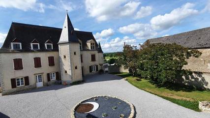 Gîte pour 15 personnes, avec jacuzzi et piscine ainsi que jardin et sauna à Dognen