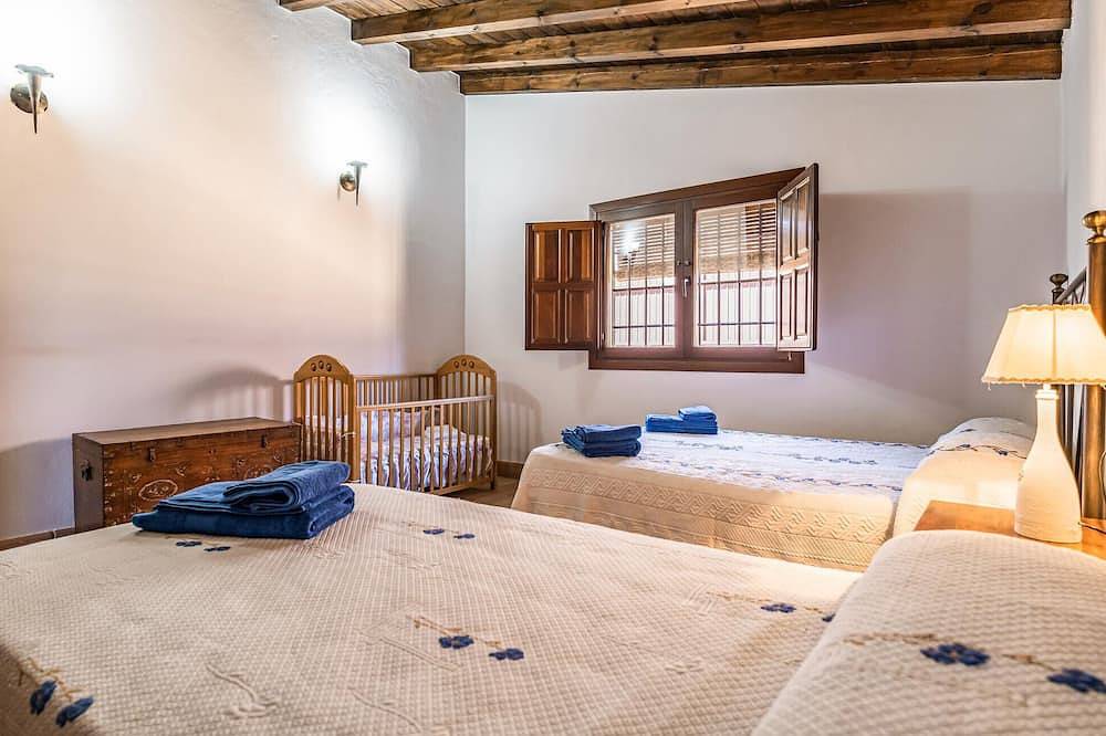 Cozy home in Salar with indoor swimming pool in Alhama de Granada, Provincia de Granada