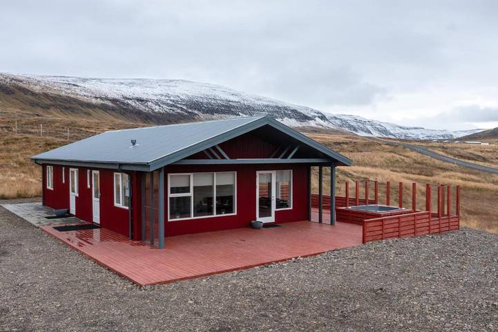 Villa for 6 people, with terrace and view in Iceland
