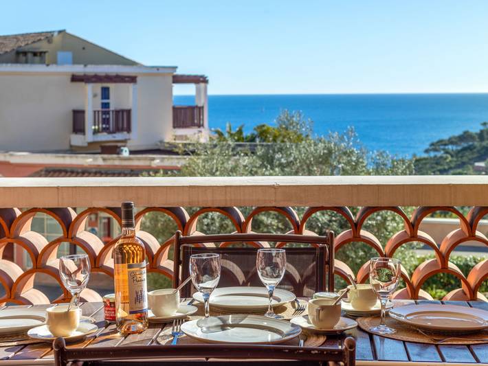 Location de vacances pour 4 personnes, avec jardin ainsi que bassin pour enfant et terrasse dans Cap Estérel