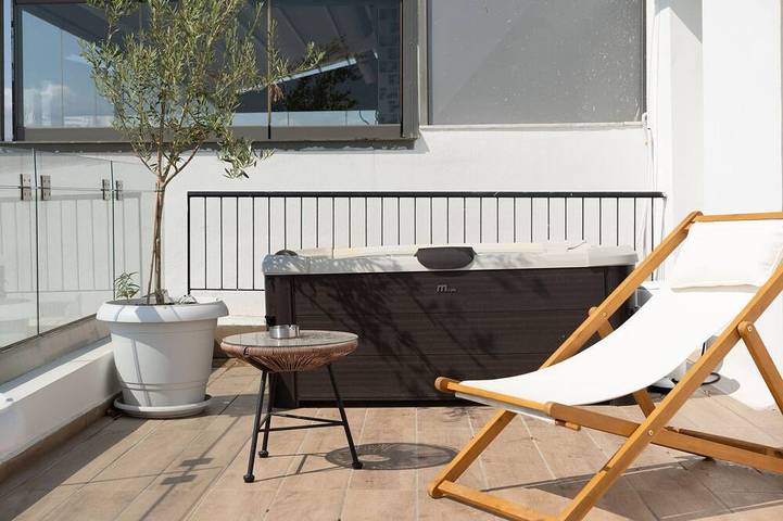 Location de vacances pour 4 personnes, avec jardin et sauna ainsi que balcon et jacuzzi à Athènes