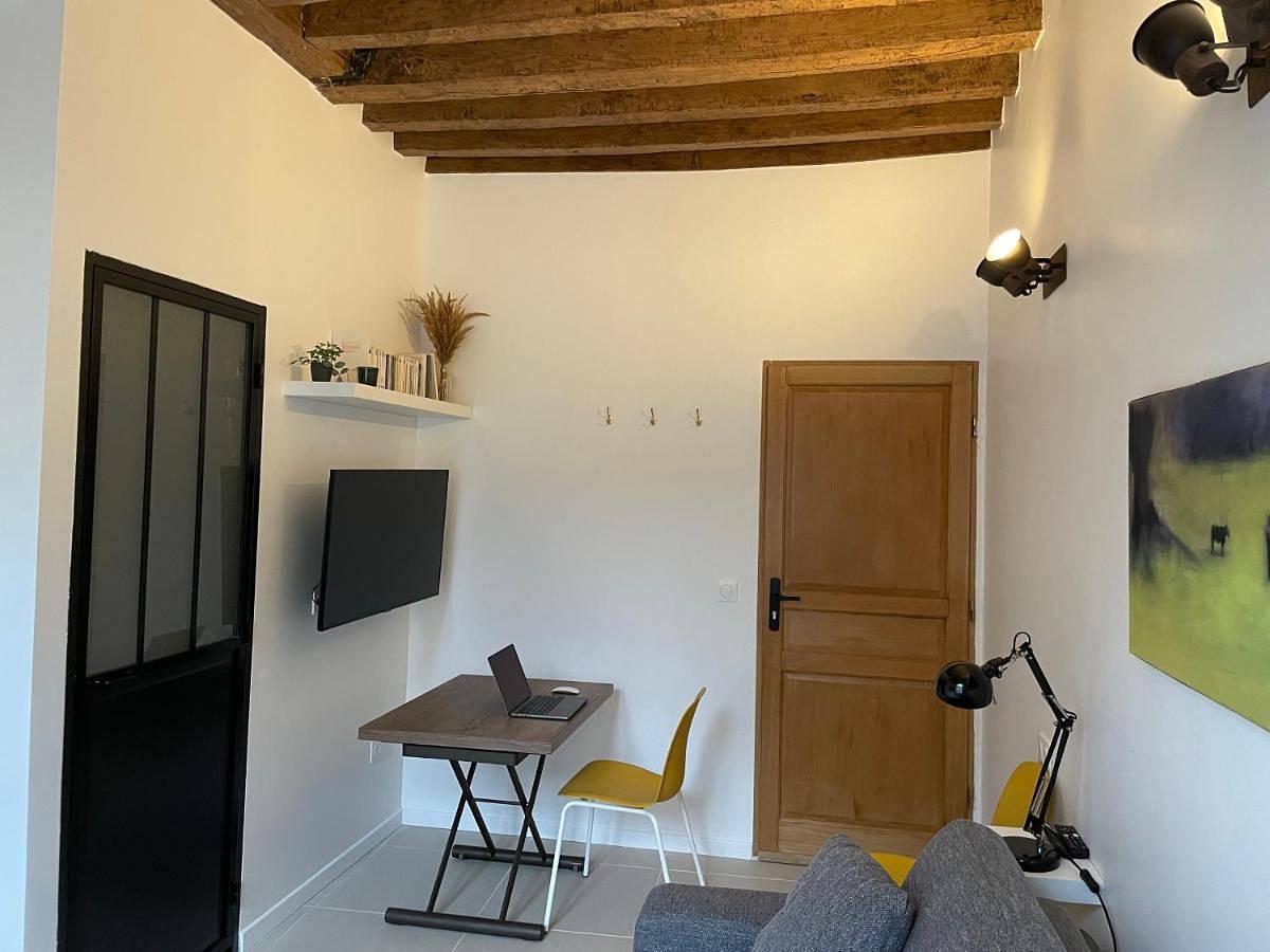 Appartement entier, Studio Apartment in Marly-le-Roi, Yvelines