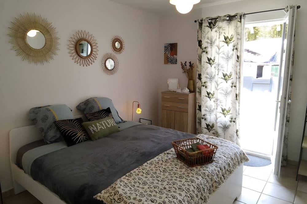 Guest Room 'A L'ombre Des Amandiers - Room 1' with Shared Pool, Communal Garden and Wi-Fi in Saint-Martin-d'Ardèche, Gorges de l’Ardèche