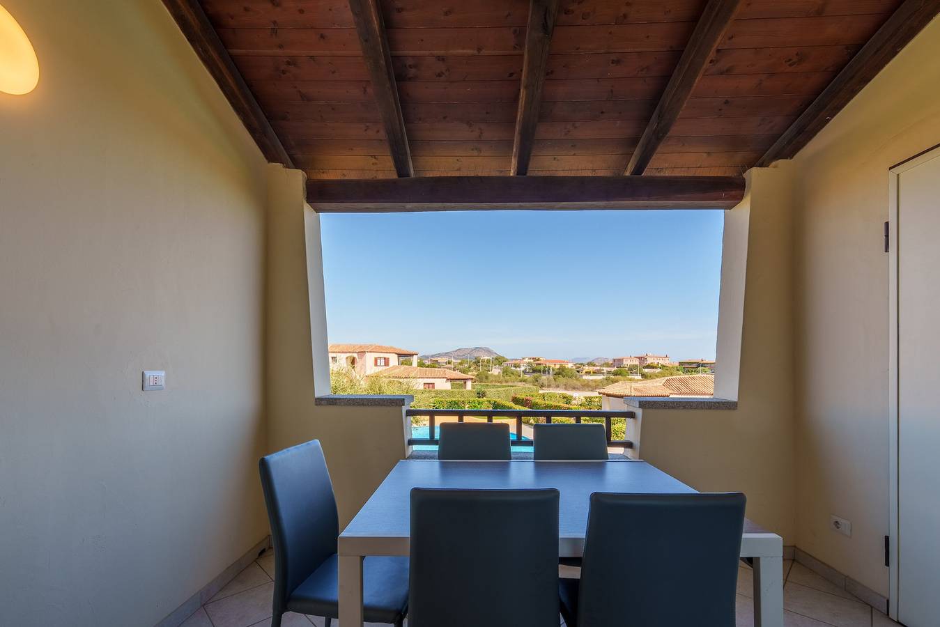 Appartamento intero, Appartamento di vacanza "Cocco" con piscina condivisa, terrazza privata e balcone in Porto San Paolo, Loiri Porto San Paolo