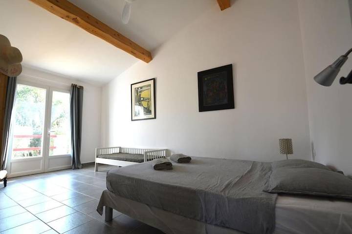 Gîte pour 2 personnes, avec jardin et piscine ainsi que vue et terrasse à Bras - 4