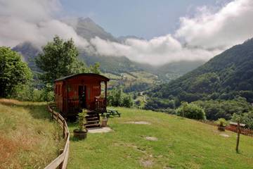 Gîte pour 4 personnes, avec sauna ainsi que terrasse et jacuzzi dans les Hautes-Pyrénées