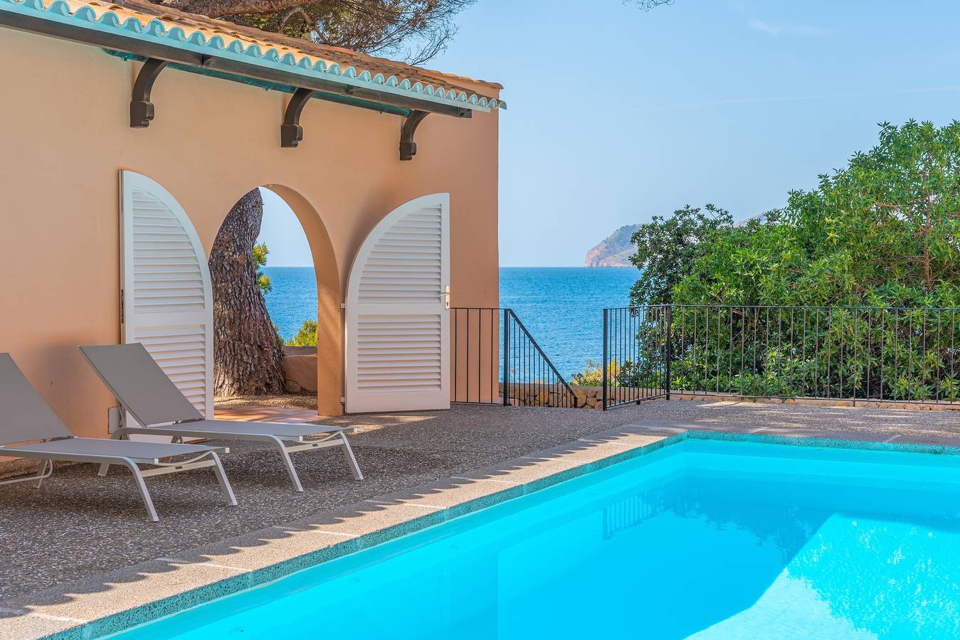 Villa Lumb con acceso al mar, vistas al mar y a la montaña, piscina, A/C, Wi-Fi y jardín in Cala Rajada, Capdepera
