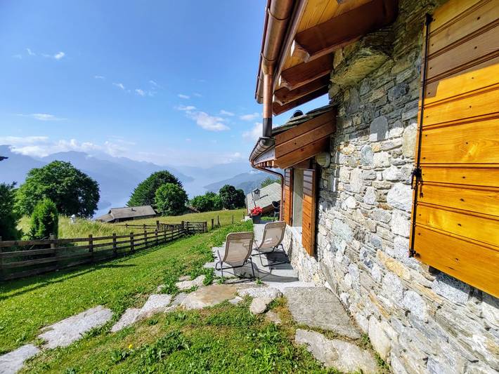 Ferienhaus für 6 Personen, mit Terrasse und Garten sowie Seeblick
