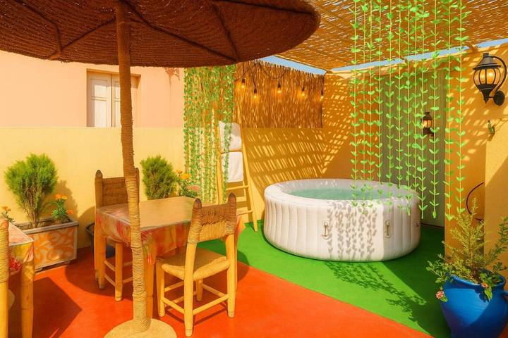 Chambre d’hôte pour 3 personnes, avec jacuzzi et terrasse dans Palais de la Bahia