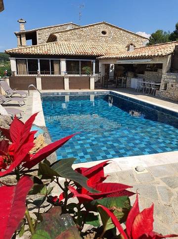 Gîte pour 6 personnes, avec terrasse ainsi que piscine et jardin à Caseneuve